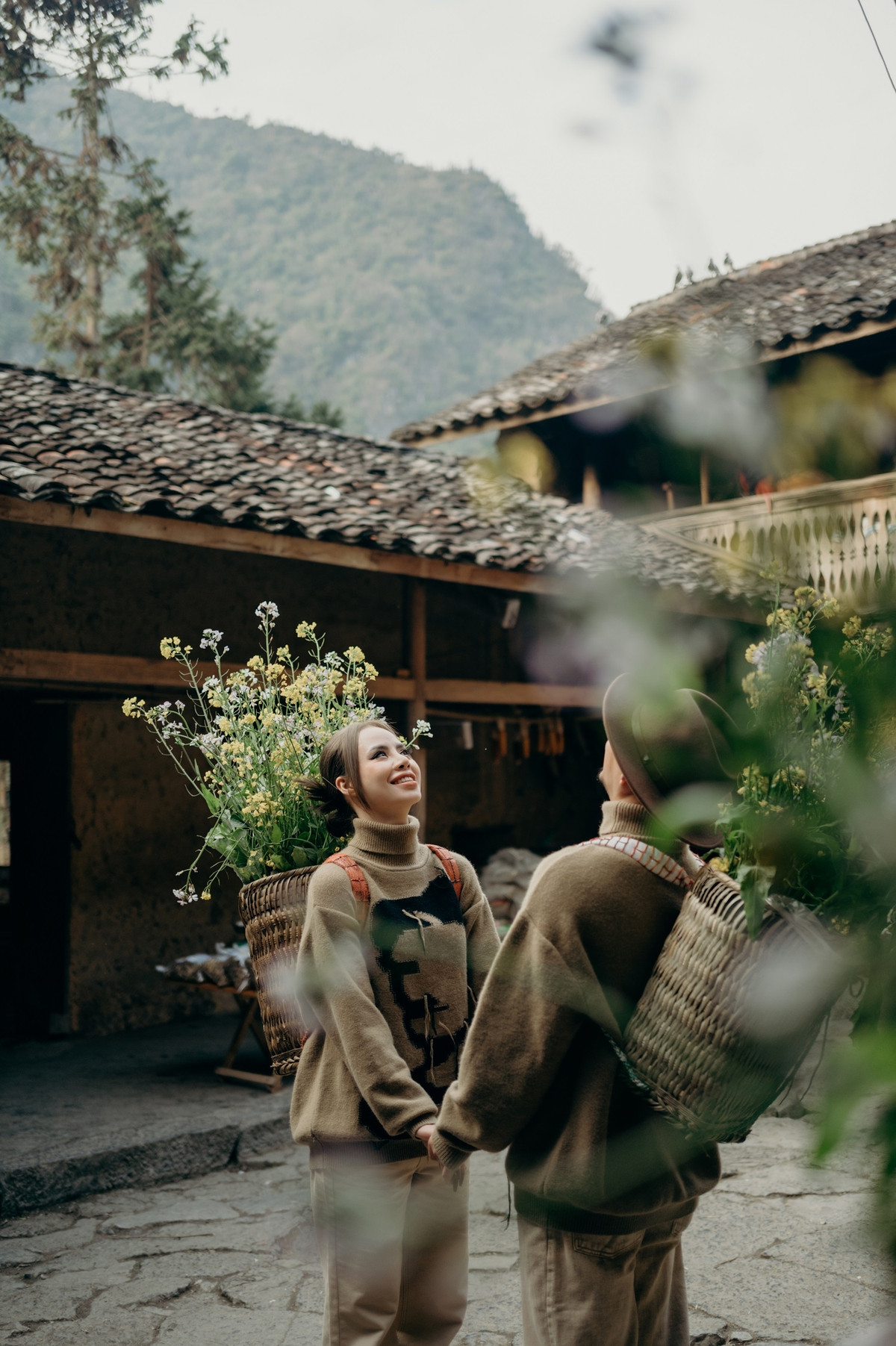 “Cô ấy trẻ tuổi và tài năng, cũng rất xinh đẹp nữa. Bên cạnh đó, cô ấy còn là người tốt, sống có tâm, độc lập và chịu khó. Đặc biệt, cô ấy rất thương tôi. Tôi nghĩ cô ấy là một nửa hoàn hảo của tôi”, rapper khen ngợi vợ. Hà Lê tên thật là Lê Vĩnh Hà, sinh năm 1984, được biết đến với vai trò ca sĩ, rapper, vũ công. Anh ngồi ghế giám khảo, huấn luyện viên nhiều chương trình, gồm So you think you can dance, The Heroes...