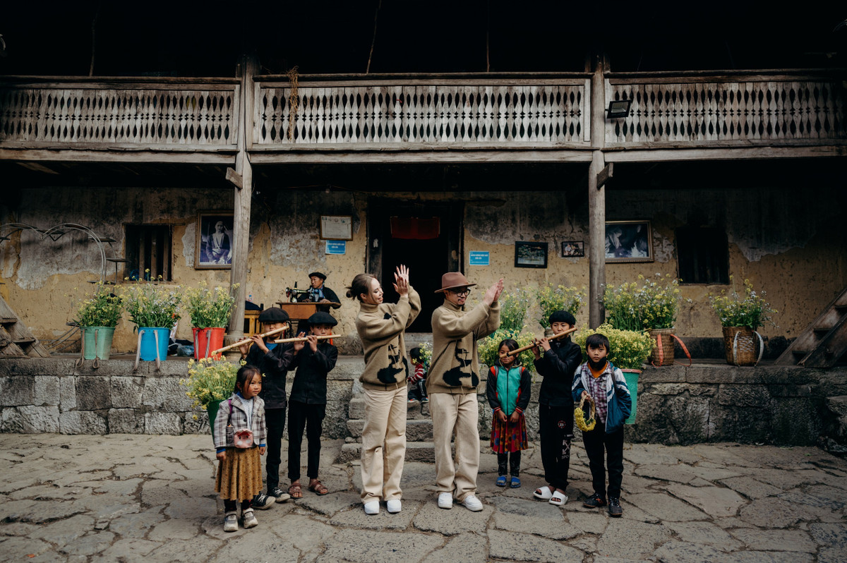 Đặc biệt, Hà Lê tiết lộ cô dâu sẽ đáp khinh khí cầu xuống sân khấu để làm lễ. Hà Lê và bạn gái Gia Linh đã hẹn hò 6 năm trước khi về chung một nhà. Vợ Hà Lê sinh năm 1997, hiện làm biên đạo và có nhóm nhảy riêng. Hai người quen nhau cách đây 10 năm khi Gia Linh tham gia Thử thách cùng bước nhảy do Hà Lê làm giám khảo.