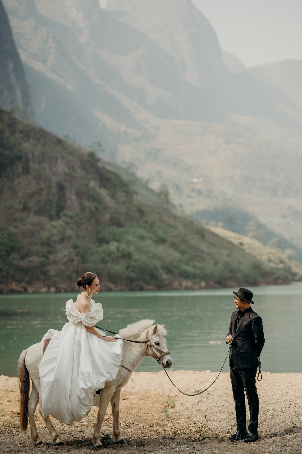Hà Lê nói thêm anh cùng vợ đã du lịch nhiều nơi trên thế giới nhưng Hà Giang vẫn là điểm đến đáng nhớ, để lại kỷ niệm khó quên nhất. Khi được hỏi về cảm xúc trước khi tổ chức lễ cưới, rapper nói: “Lúc này, tôi cảm thấy bản thân đã sẵn sàng để bước sang một trang mới trong mối quan hệ tình cảm”.