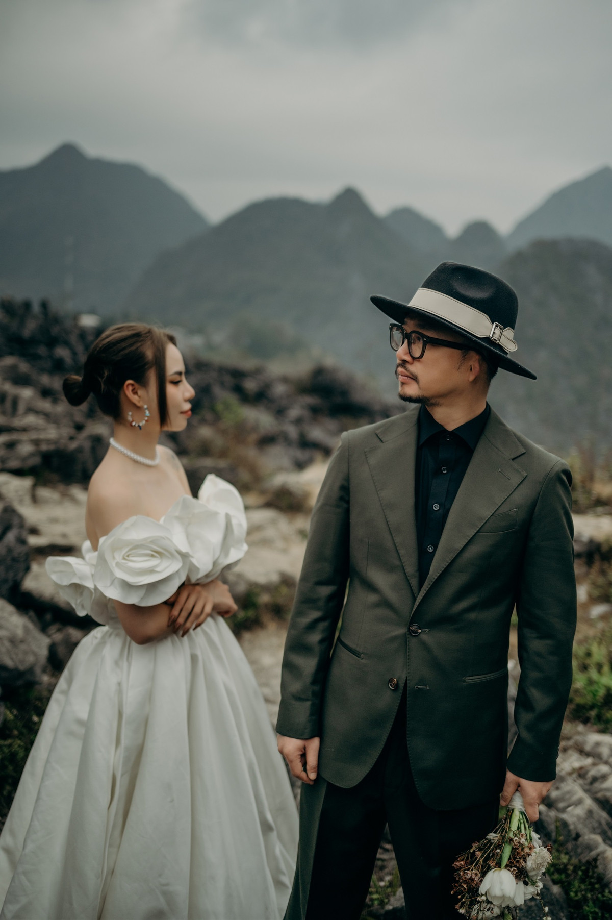 Về lễ cưới ngày 5/2, Hà Lê cho biết anh đang tiếp tục gửi thiệp mời tới những đồng nghiệp thân thiết. Trong đó, Phúc Bồ, Đinh Mạnh Ninh, nhóm Oplus hay Việt Max… là những nghệ sĩ sẽ xuất hiện trong buổi lễ để chúc mừng vợ chồng Hà Lê. “Vì ở xa nên tôi không có điều kiện để mời nhiều đồng nghiệp. Tôi chủ yếu mời những anh em thân thiết có giao tình”, Hà Lê nói với Zing.