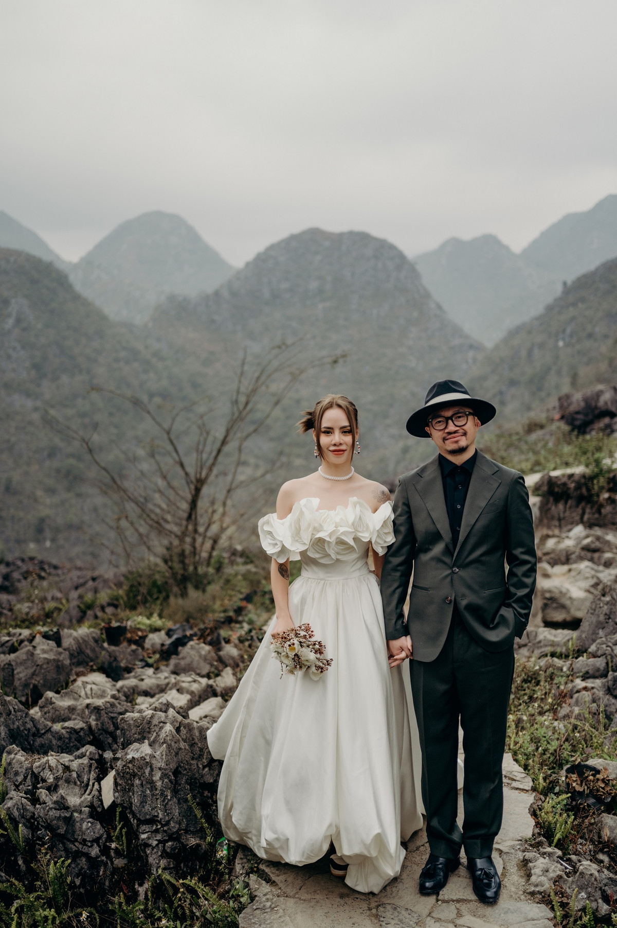 “Hiện tại, tôi khá hồi hộp vì đã dốc lòng tổ chức buổi lễ này. Tuy nhiên, tôi chưa biết mọi thứ diễn ra thế nào, có suôn sẻ không, đặc biệt yếu tố thời tiết vì tôi làm ngoài trời. Tôi hy vọng thời tiết đẹp để mọi người hoan hỉ tới chúc mừng”, nam rapper chia sẻ.