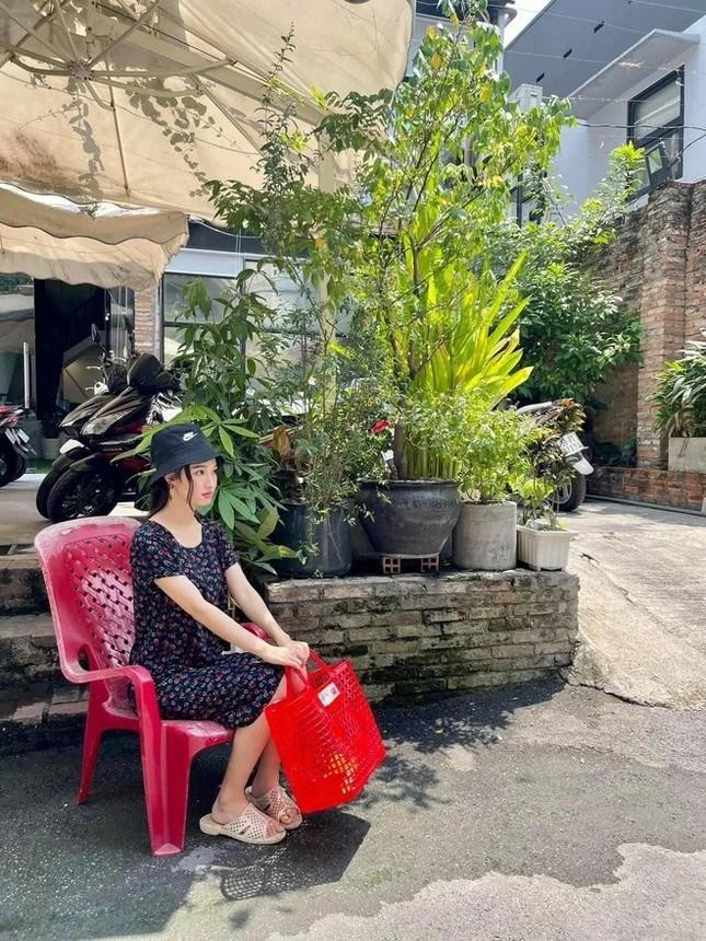 Nhưng mới đây, Phương Nhi lại gây bất ngờ với phong cách đầy gần gũi. Nàng hậu diện một bộ đồ mặc nhà hoa nhí tối màu, đi dép tổ ong và cầm theo một chiếc làn đi chợ.