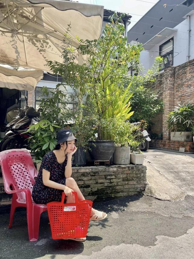 Bất ngờ nhất là dù ăn mặc hết sức giản dị nhưng nhan sắc của Phương Nhi vẫn cực kỳ nổi bật. Làn da trắng mịn, gương mặt thanh tú đã giúp nàng hậu vẫn tỏa ra khí chất đặc biệt của mình.