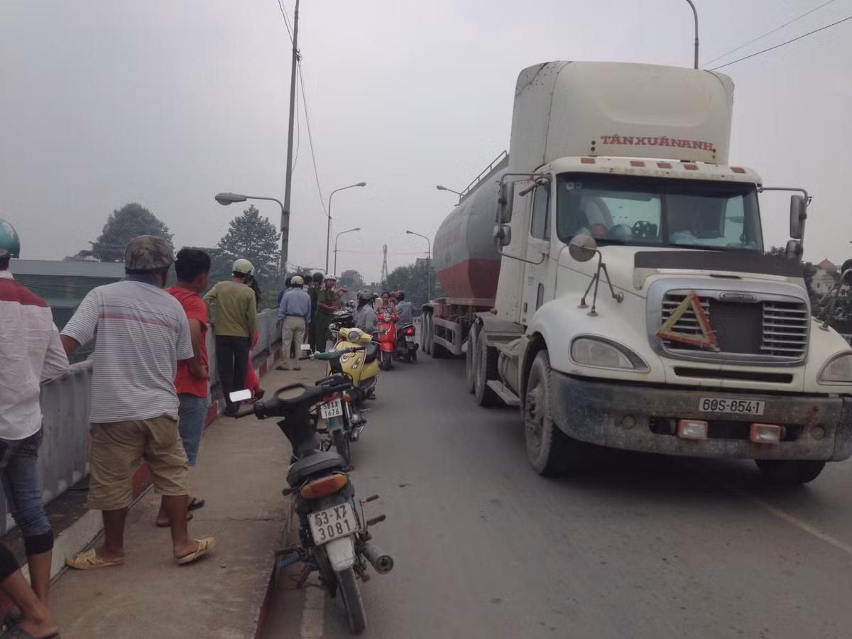 Nhiều người lưu thông qua cầu chưa hết hốt hoảng trước sự cố này.