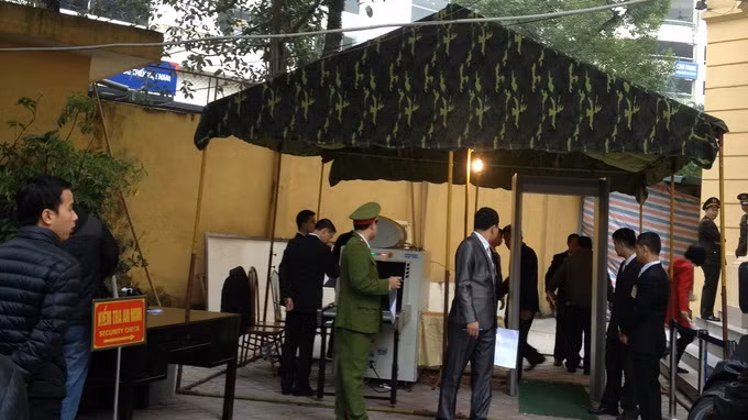 Lực lượng chức năng đang kiểm tra an ninh trước phiên tòa xét xử Dương Chí Dũng và đồng phạm hôm nay.