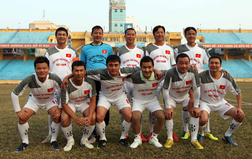 Đội tuyển Cựu tuyển thủ Quốc gia với thành phần gồm các danh thủ như Nguyễn Hồng Sơn, Lê Huỳnh Đức, Triệu Quang Hà, Việt Hoàng, Thủ môn Trần Tiến Anh, Trần Công Minh... Ảnh: VOV.