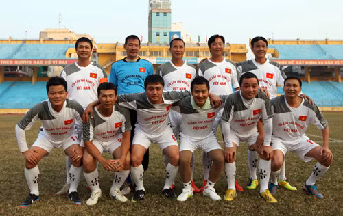 Đội tuyển Cựu tuyển thủ Quốc gia với thành phần gồm các danh thủ như Nguyễn Hồng Sơn, Lê Huỳnh Đức, Triệu Quang Hà, Việt Hoàng, Thủ môn Trần Tiến Anh, Trần Công Minh... Ảnh: VOV.