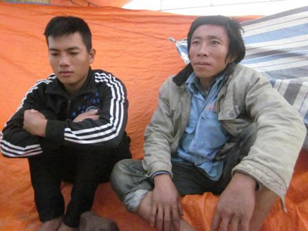 Anh Thường và anh Trường thắp hương cầu mong thi thể ân nhân sớm được tìm thấy.