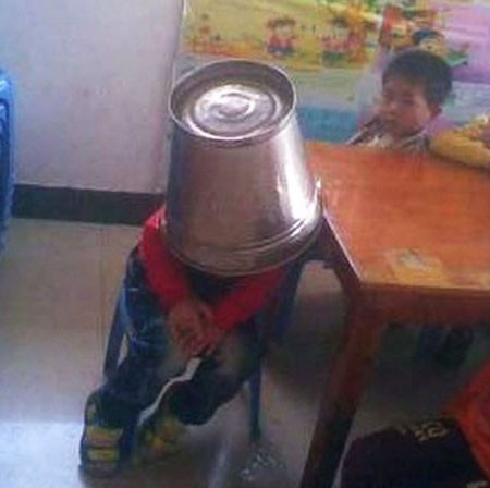  7. Xô nước: Một em bé khác tại Trung Quốc bị cô giáo chụp cả xô nước lên đầu. Ngoài ra, theo ghi nhận thực tế, các "ác mẫu" khi đã lên cơn đầy đọa thì không từ một hành động tàn bạo nào đối với trẻ.