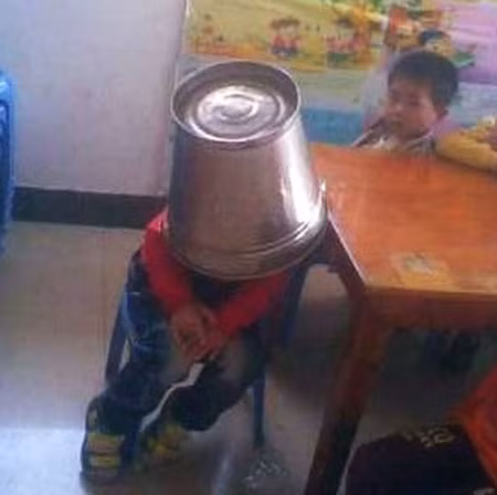  7. Xô nước: Một em bé khác tại Trung Quốc bị cô giáo chụp cả xô nước lên đầu. Ngoài ra, theo ghi nhận thực tế, các "ác mẫu" khi đã lên cơn đầy đọa thì không từ một hành động tàn bạo nào đối với trẻ.