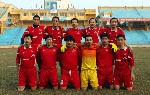 Phó Thủ tướng Vũ Đức Đam trong đội bóng của CLB Bóng đá Bộ Kế hoạch và Đầu tư - Văn phòng Chính phủ. Ảnh: VOV.