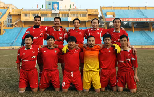 Phó Thủ tướng Vũ Đức Đam trong đội bóng của CLB Bóng đá Bộ Kế hoạch và Đầu tư - Văn phòng Chính phủ. Ảnh: VOV.