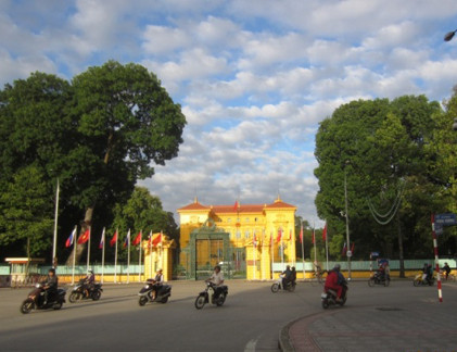 Hà Nội hôm nay và 1-2 ngày tới vẫn còn nắng ấm, trời hanh, nhiệt độ có thể lên 25 độ C. Hà Nội hôm nay và 1-2 ngày tới vẫn còn nắng ấm, trời hanh, nhiệt độ có thể lên 25 độ C.