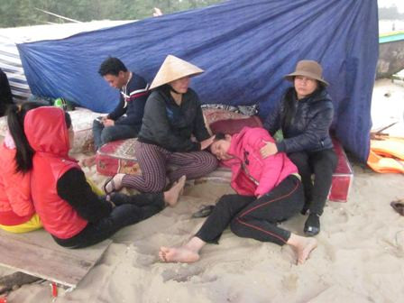 Người vợ khóc ngất trước cái chết của chồng.