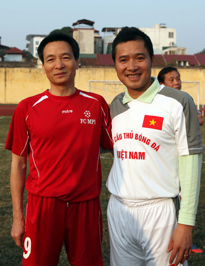 Phó thủ tướng Vũ Đức Đam và cựu danh thủ Hồng Sơn. Ảnh: Bóng Đá Số.