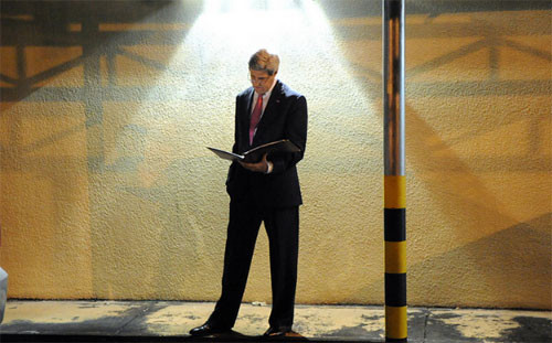 TP HCM là nơi đầu tiên ngoại trưởng Mỹ John Kerry đặt chân tới. Trong ảnh là cảnh ông đang chuẩn bị trước lúc phát biểu với nhân viên lãnh sự quán Mỹ tại TP HCM. Ảnh: Bộ Ngoại giao Mỹ.