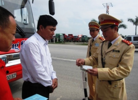CSGT đang làm việc với người vi phạm giao thông. Ảnh minh họa.