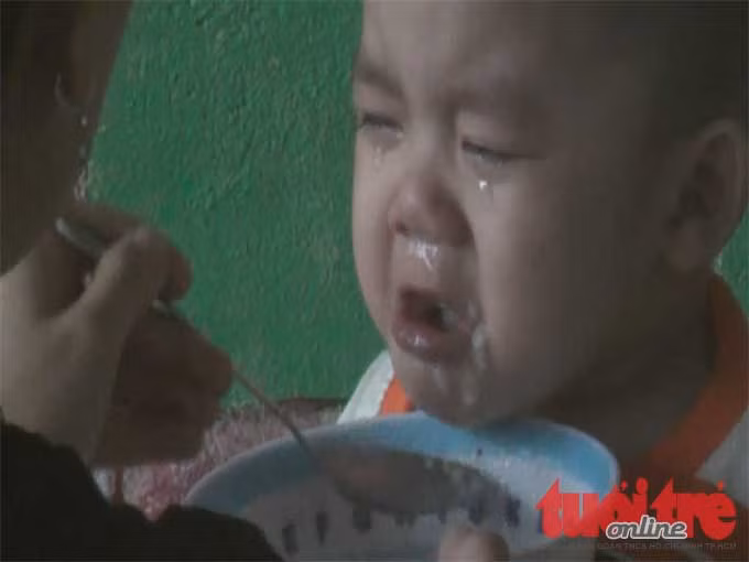 Nhiều bé sợ quá vừa ăn vừa khóc.