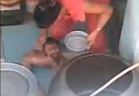 Ác mẫu Quảng Thị Kim Hoa ở Đồng Nai bị dư luận phẫn nộ một thời cũng thường xuyên dùng thước đánh đập trẻ. Ngoài ra, bà này còn dùng chân đạp trẻ, hay dùng cả gáo nước xối lên đầu trẻ.