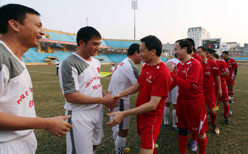 Phó thủ tướng Vũ Đức Đam bắt tay với các cựu tuyển thủ sau trận giao hữu. Ảnh: VOV.