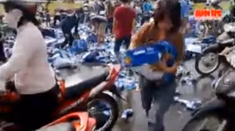 Dân tranh nhau cướp bia trên đường, mặc cho tài xế van xin. Ảnh chụp từ video clip do truyền hình Tuổi trẻ thực hiện.