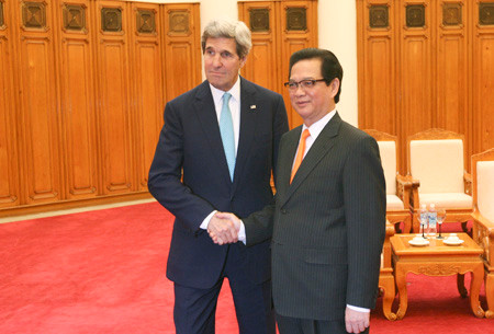 Ngoại trưởng Mỹ John Kerry và Thủ tướng Việt Nam Nguyễn Tấn Dũng. Ảnh: Vietnam +