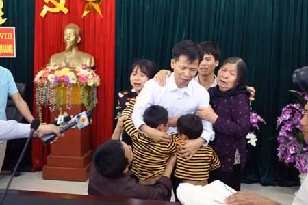 Những giọt nước mắt của ông Chấn và người thân vào ngày đoàn tụ sau 10 năm chịu cảnh tù oan ức.