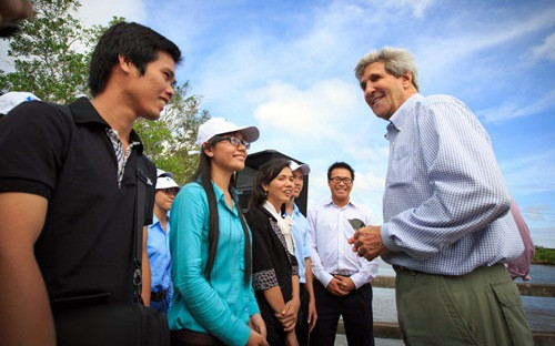 Ngoại trưởng Mỹ trò chuyện với các sinh viên nghiên cứu về biến đổi khí hậu trước khi có bài phát biểu về chủ đề này. Ảnh: Tuổi Trẻ.