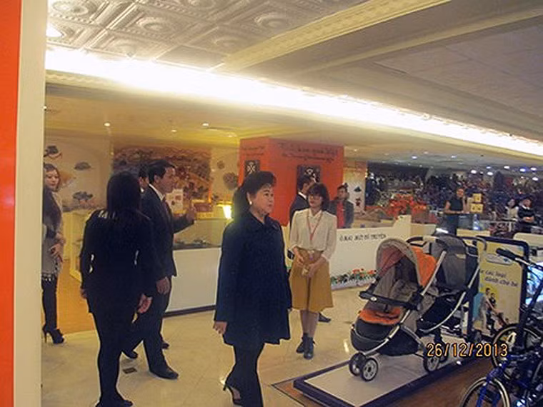 ... sau đó là đồ trẻ em và một số quầy hàng ăn ở tầng 5 và 6.