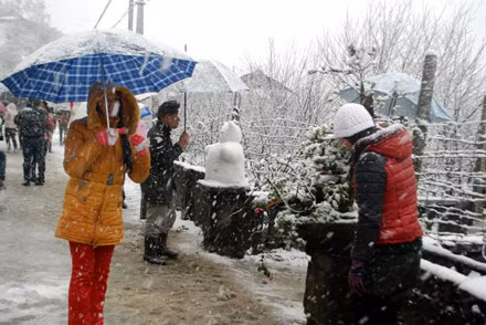 Rất đông người dân, đặc biệt là các bạn trẻ đổ lên mạn Trạm Tôn, Bát Xát ngắm tuyết rơi.
