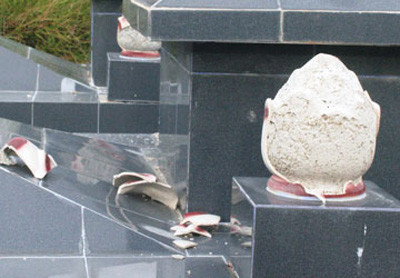 Phần búp sen trên các ngôi mộ bị đập phá chưa rõ nguyên nhân. Phần búp sen trên các ngôi mộ bị đập phá chưa rõ nguyên nhân.