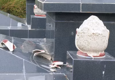 Phần búp sen trên các ngôi mộ bị đập phá chưa rõ nguyên nhân. Phần búp sen trên các ngôi mộ bị đập phá chưa rõ nguyên nhân.