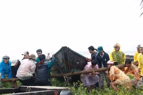 Người dân miền Trung năm nay phải oằn mình chống chọi với không ít cơn bão lớn.