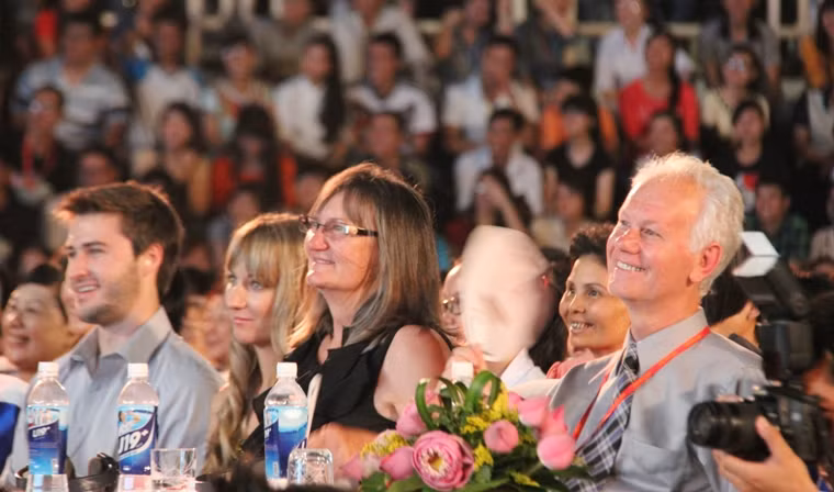 ...cùng những người thân (bố mẹ Nick Vujicic hàng bìa bên phải) vô cùng cảm phục.