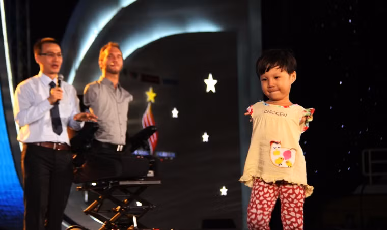 Bé gái không có đôi tay nhưng rất dạn dĩ lên sân khấu giao lưu cùng Nick Vujicic.