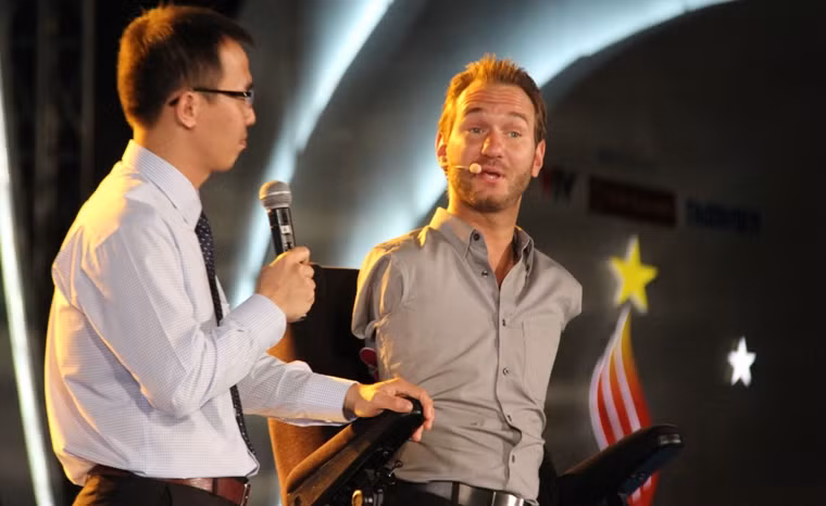 Tuy nhiên, chương trình cũng không thiếu những giọt nước mắt khi tận mắt nhìn thấy những tấm gương đầy nghị lực có hoàn cảnh đặc biệt vươn lên trong cuộc sống đã khiến Nick Vujicic...