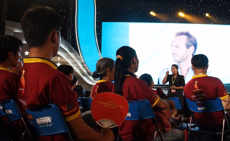 Các bạn khuyết tật có mặt tại chương trình được truyền thông điệp về nghị lực sống từ Nick Vujicic.