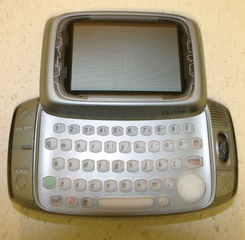 Chiếc di động Sidekick của T-Mobile ra mắt năm 2003 và trở thành sản phẩm yêu thích của các cô gái tuổi teen bởi Paris Hilton cũng đã chọn dùng Sidekick.