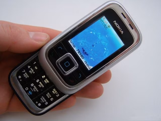  Nokia 6111 là mẫu điện thoại nắp trượt GSM phát hành cuối 2005, model có thiết kế dạng thanh khá thịnh hành thời điểm bấy giờ. Gã khổng lồ Phần Lan tích hợp camera 1 MP phía sau đi kèm đèn flash và một chiếc gương nhỏ dùng cho ai thích chụp ảnh “tự sướng”.