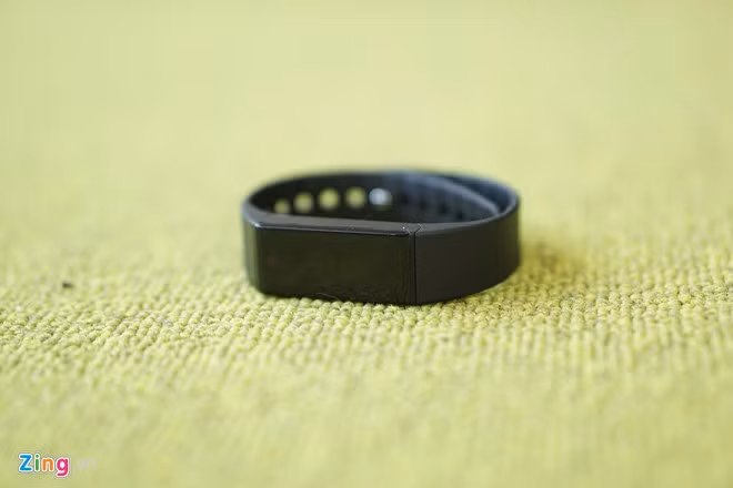 Vidonn X6S có kiểu dáng gần giống với smartband của Sony với màn hình dài và dây nhựa dẻo.