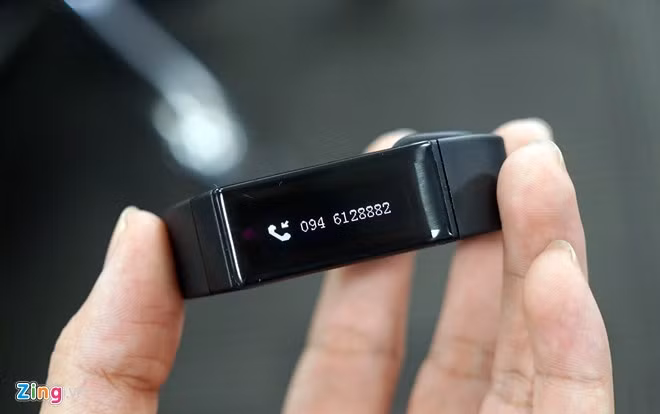 Sau khi kết nối, X6S có thể nhận thông báo cuộc gọi. Vòng smartband này sẽ hiện tên đầy đủ nếu liên lạc có lưu sẵn trong danh bạ.