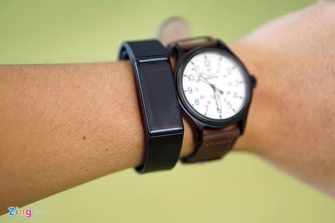 Vòng đeo khá nhỏ gọn, phù hợp với nhiều kích thước cổ tay.