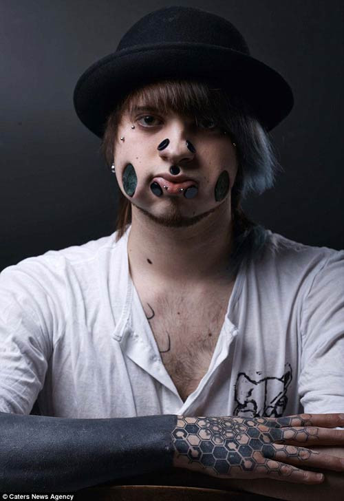 Kinh dị với trào lưu đục lỗ trên mặt để làm đẹp của giới trẻ ảnh 2