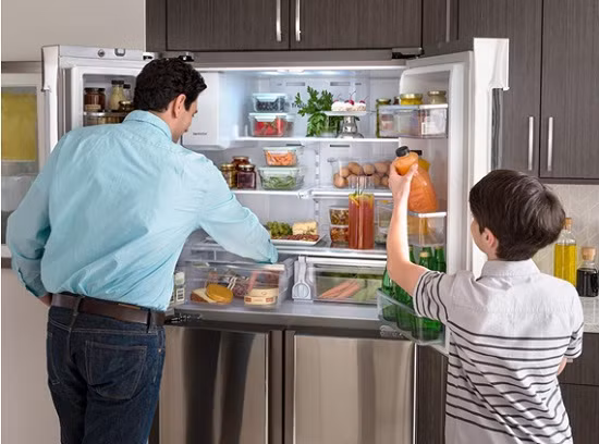  Tủ lạnh. Tết là dịp để các thành viên trong gia đình đoàn tụ, tổ chức các buổi tiệc ăn uống cùng nhau. Vì vậy việc dự trữ thực phẩm, đồ ăn thức uống những ngày cuối năm là điều hiển nhiên. Một chiếc tủ lạnh có dung tích phù hợp với nhu cầu của gia đình, trang bị các tính năng tiện ích và phù hợp với không gian diện tích của gia đình sẽ giúp những bữa ăn của gia đình trở nên trọn vị hơn và bạn có thể yên tâm hơn về vấn đề an toàn thực phẩm cho cả gia đình.