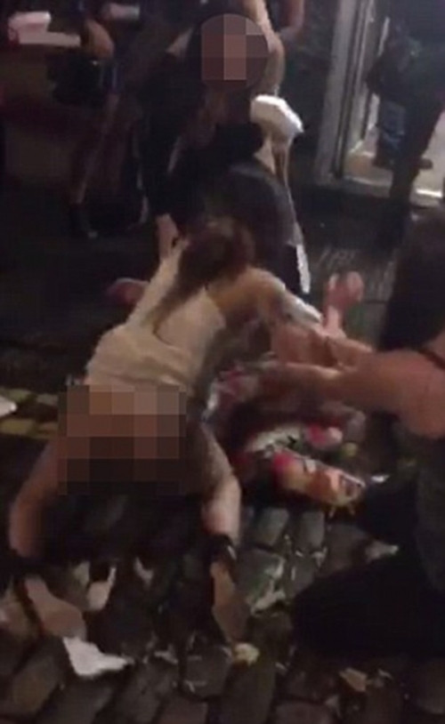 Dù đã lộ cả phần dưới, cả hai vẫn chưa chịu buông nhau.