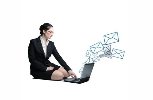 Gửi email thường xuyên và liên tục. Nếu đã từng xem Shawshank Redemtion, bộ phim hiện nắm giữ vị trí đầu bảng danh sách IMDB, bạn sẽ thấy để đạt được mục đích của mình, nhân vật chính mỗi tuần lại gửi một bức thư cho Thượng Nghị Viện yêu cầu cấp tiền xây thư viện trong nhà tù. Sau khi nhận được một ít tiền, anh lại gửi mỗi tuần… 2 bức để yêu cầu cấp thêm tiền.
