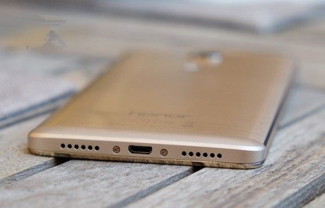  Camera sau và trước có độ phân giải lần lượt 13 MP và 5 MP, chip 8 nhân Snapdragon 615 1,5 GHz của Qualcomm, và pin 3.000mAh. 