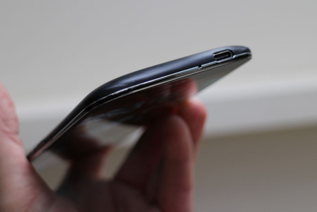  Camera của máy cho độ phân giải 21 MP khẩu độ f/2.2 với 2 đèn Led flash trợ sáng, hỗ trợ quay video 4K. Máy còn có camera phụ phía trước 8 MP khẩu độ f/2.2. Đặc biệt, quan trọng hơn cả, mẫu smartphone này được cài đặt sẵn Windows 10 Mobile đình đám. 