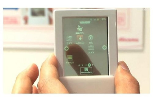 Ý tưởng về một chiếc điện thoại tương laivới màn hình trong suốt, có thể điều khiển từ 2 phía được giới thiệu bởi công ty Fujitsu và nhà mạng DoCoMo của Nhật Bản hứa hẹn sẽ là một bước đột phá trong lĩnh vực màn hình cảm ứng. Sở hữu giao diện có phần đơn giản nhưng lại sử dụng những công nghệ còn ít người nghĩ tới trong tương lai, chiếc điện thoại được kỳ vọng sẽ có sự ảnh hưởng nhất định trong lĩnh vực thiết kế của tương lai.