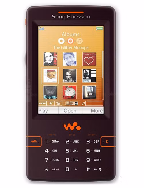  Sony Ericsson W950. Dòng điện thoại Walkman tập trung vào âm nhạc của Sony Ericsson - W950 là smartphone Symbian UIQ hỗ trợ 3G với màn hình cảm ứng 2,6 inch, độ phân giải 240x320 điểm ảnh và bút từ. Smartphone này đi kèm với bàn phím chuyên dụng đa phương tiện, bộ nghe nhạc Walkman tiên tiến và đài FM stereo. W950 có bộ nhớ trong 4GB – rất hiếm vào thời điểm năm 2006 nhưng lại không hỗ trợ thẻ nhớ ngoài. Chiếc điện thoại này cũng gây chú ý khi không trang bị bất cứ camera nào.